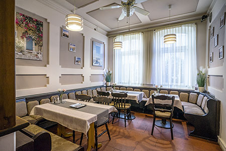 Gemütliche Stube mit Fensterfront und Eckbank